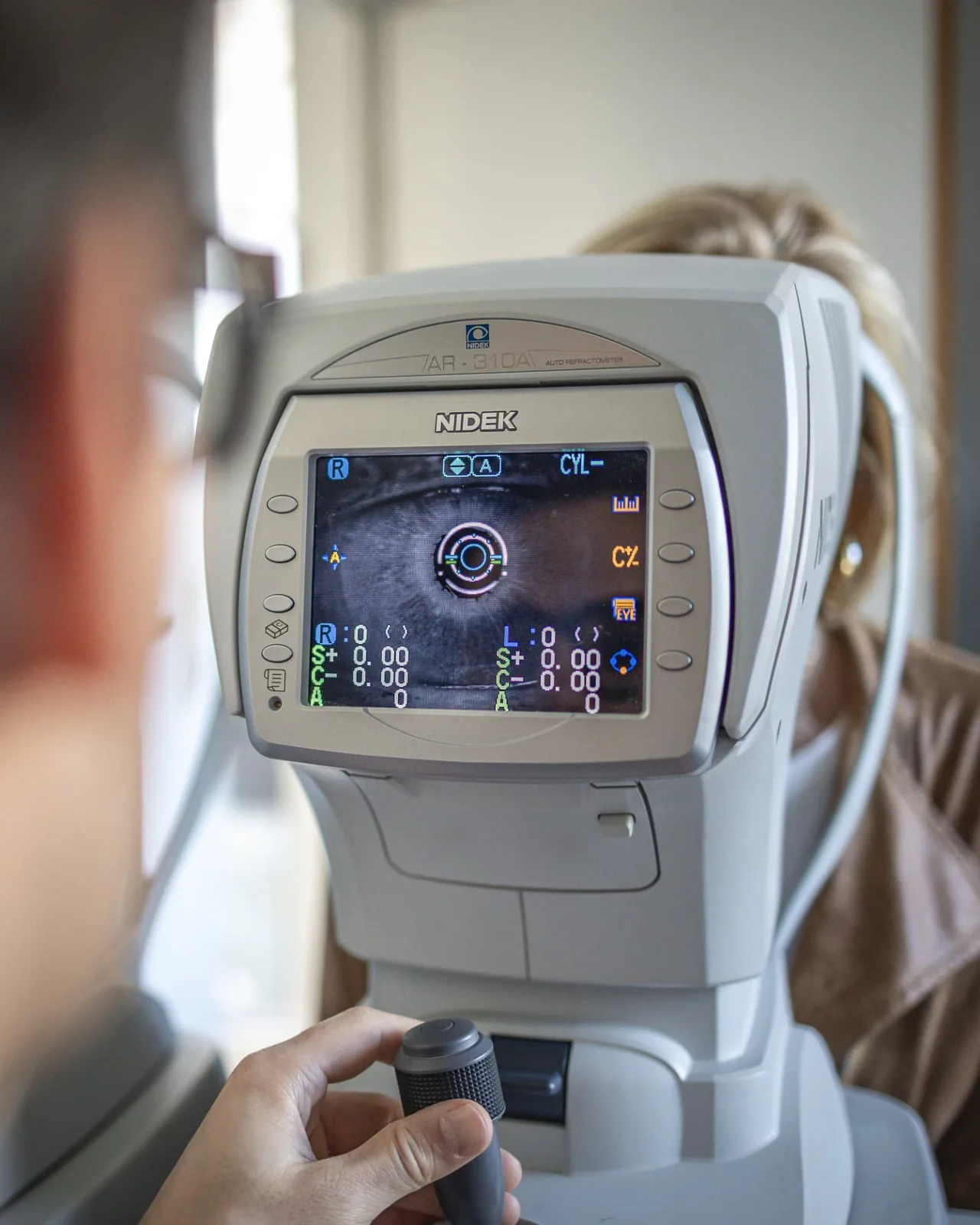 Autorefraktometer bei Wetscher Optik – objektive Brillenwert-Messung