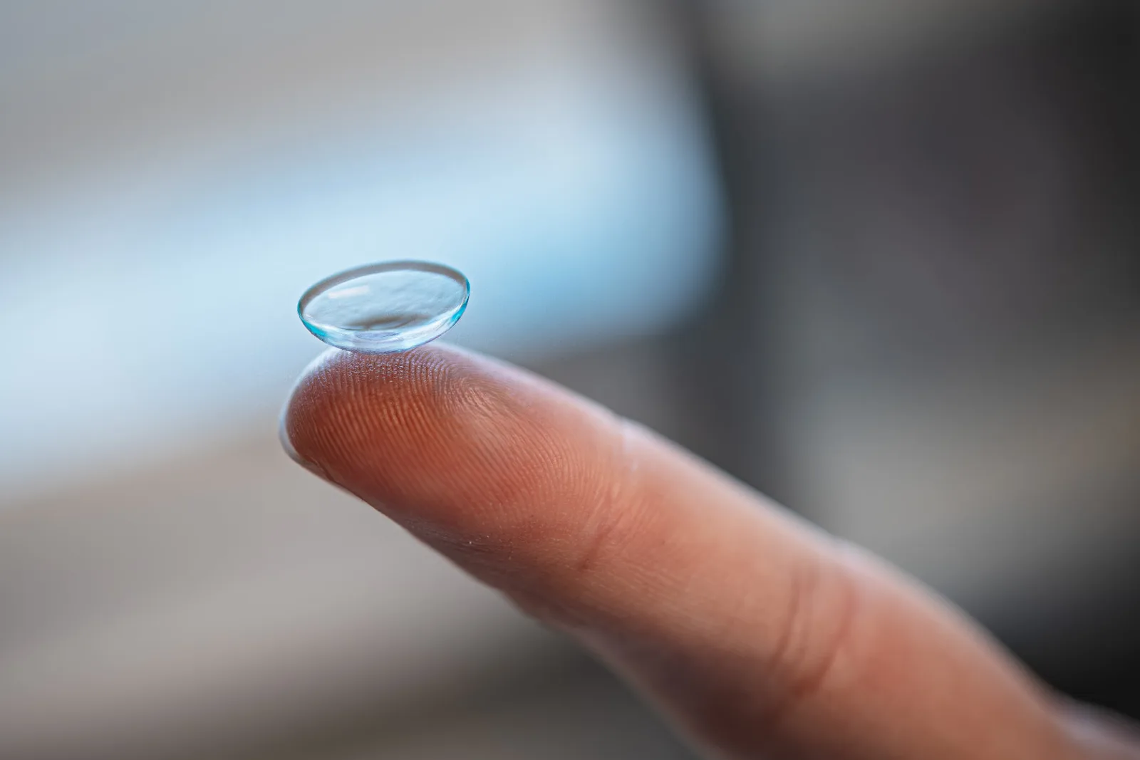 Kontaktlinse auf dem Finger – Kontaktlinsen-Anpassung bei Wetscher Optik