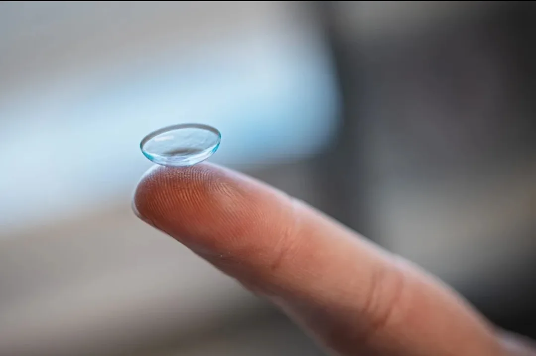 Kontaktlinse auf dem Finger – individuelle Anpassung bei Wetscher Optik